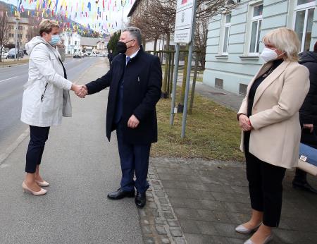 VLADA NA OBISKU V CERKNICI 01 FOTO LJUBO VUKELIČ